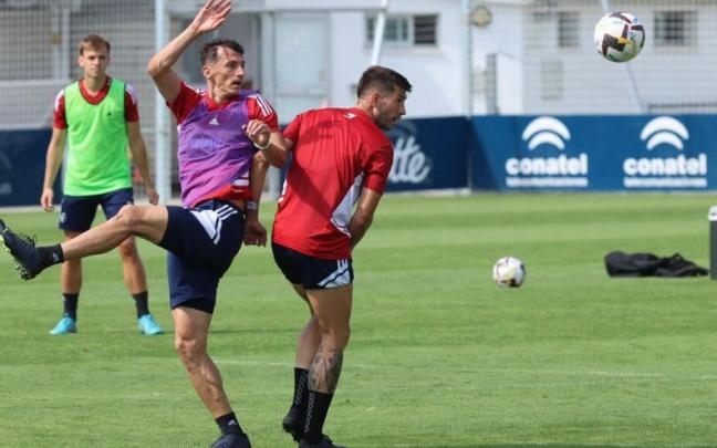 Budimir y David García, en plena pugna durante el entrenamiento en Tajonar. Budimir y David García, en plena pugna durante el entrenamiento en Tajonar.