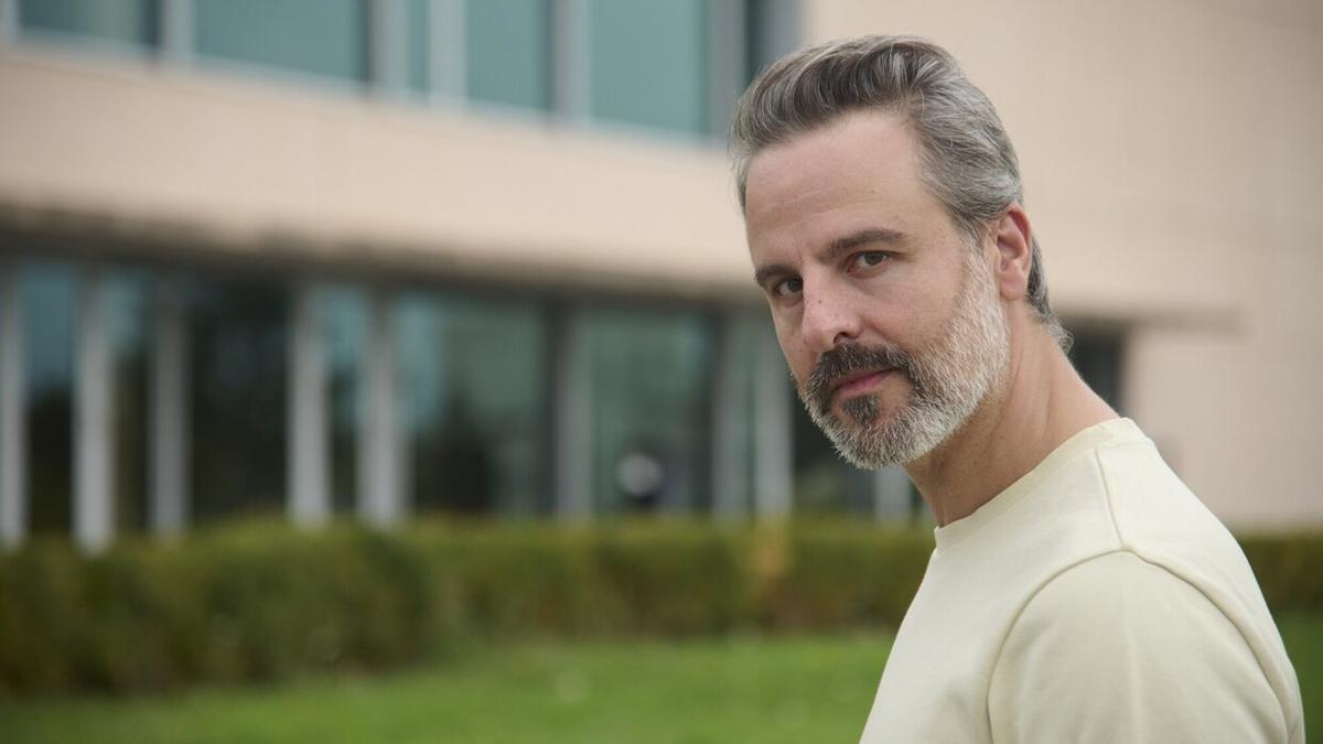 Antonio Ruz, en el exterior del Museo Universidad de Navarra.