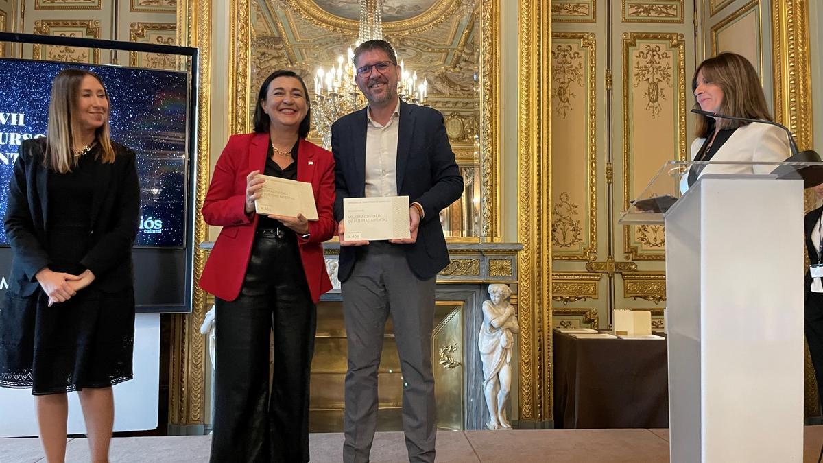 Yolanda D&iacute;ez, teniente de alcalde, recogiendo el galard&oacute;n otorgado por la revista 'Adi&oacute;s Cultural'.