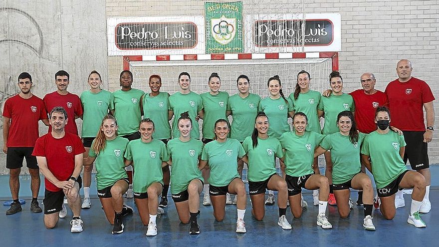 La plantilla del Gurpea Beti Onak Azparren Gestión para la campaña 2022-2023, en el primer entrenamiento de la pretemporada.