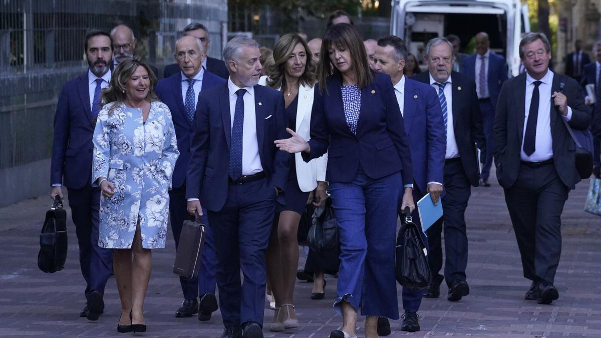 El lehendakari, flanqueado por la consejera de Salud, Gotzone Sagardui, y la vicelehendakari segunda, la socialista Idoia Mendia.