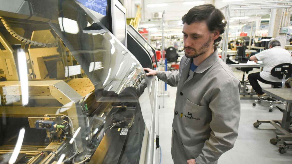 Josu del Valle trabaja desde hace un año en el taller de electrónica de Lantegi Batuak situado en Erandio.