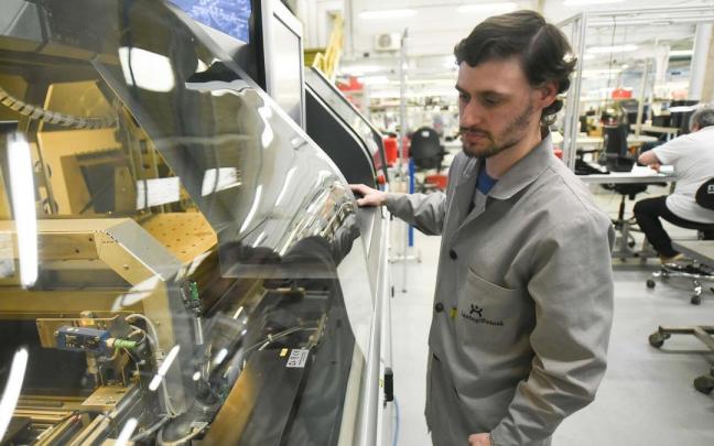 Josu del Valle trabaja desde hace un año en el taller de electrónica de Lantegi Batuak situado en Erandio.