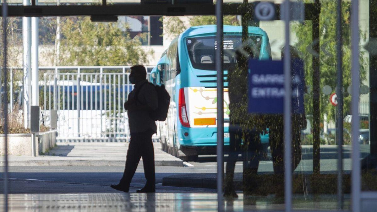 Una persona en la estación de autobuses