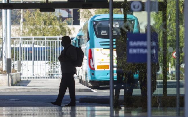 Una persona en la estación de autobuses Una persona en la estación de autobuses