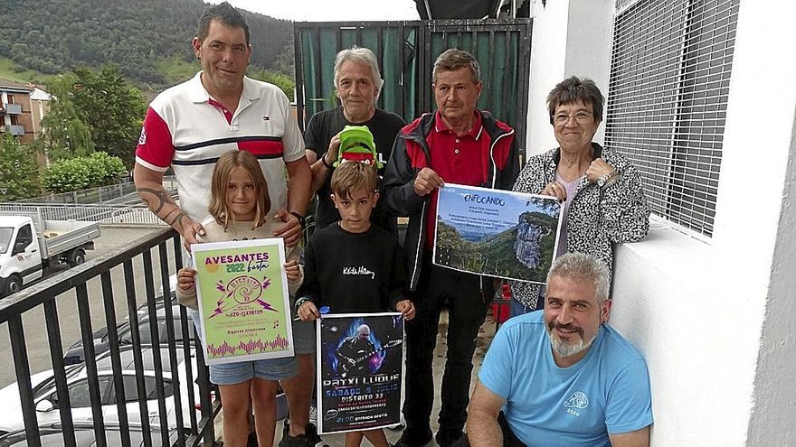 Integrantes de todas las edades de la asociación vecinal en la presentación de los actos conmemorativos.