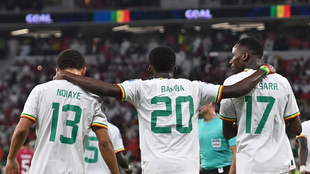 Los jugadores de Senegal celebran su triunfo ante el anfitrión.