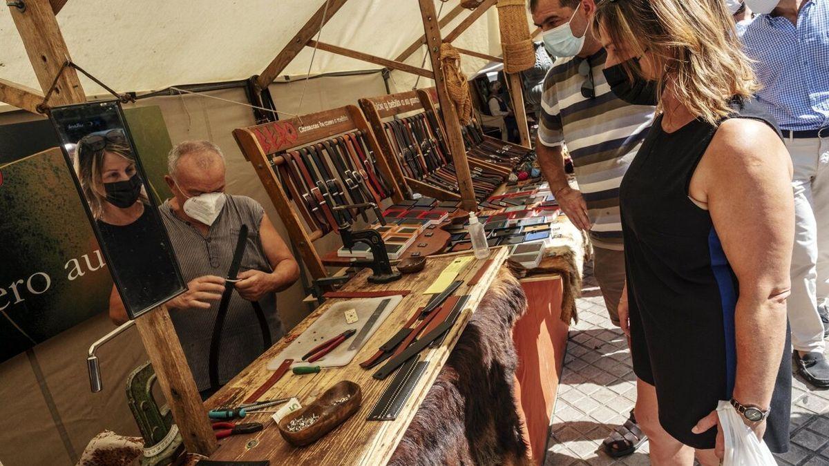 Gente mirando los puestos del Mercado Medieval de los Tres Burgos