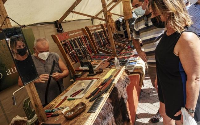 Gente mirando los puestos del Mercado Medieval de los Tres Burgos Gente mirando los puestos del Mercado Medieval de los Tres Burgos