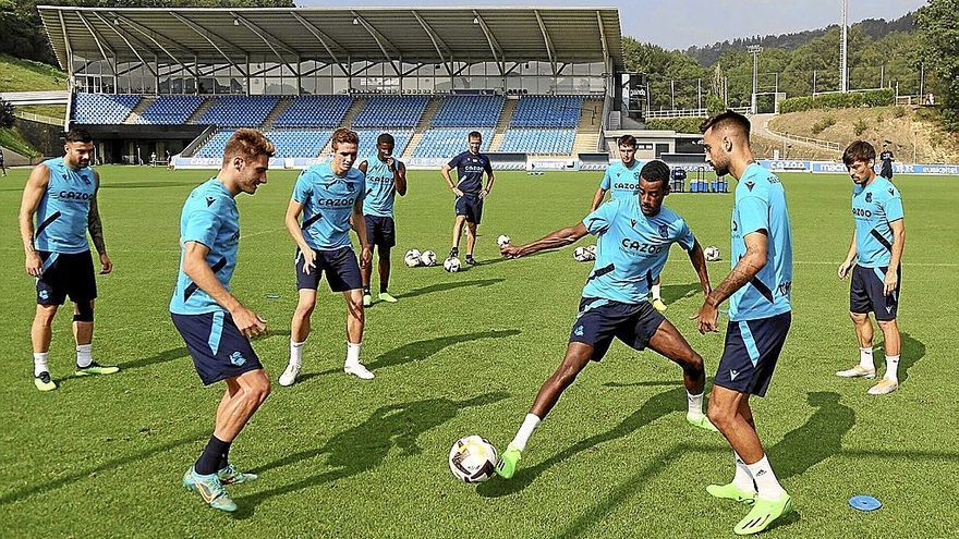 Varios jugadores de la Real, durante un rondo en el entrenamiento del viernes en Zubieta.