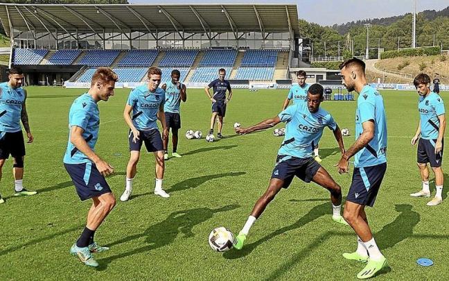Varios jugadores de la Real, durante un rondo en el entrenamiento del viernes en Zubieta.