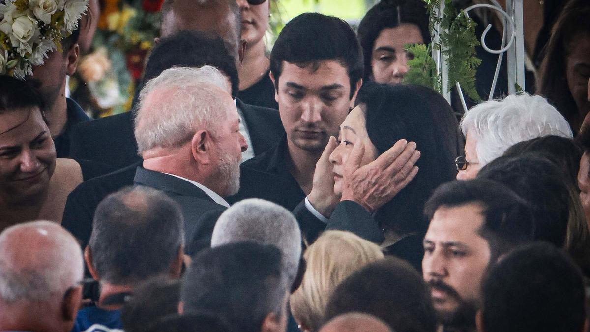 Luiz Inacio Lula da Silva da su pésame a Márcia Aoki en el funeral de Pelé.