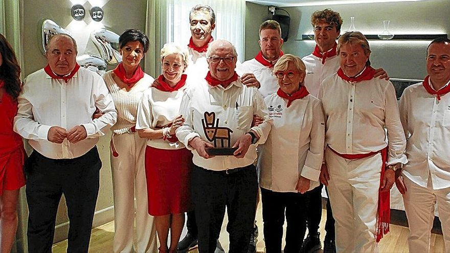 Juan Mari Arzak, en el centro con el galard&oacute;n en las manos, rodeado por miembros de la familia Idoate. | FOTO: JON URRIZA