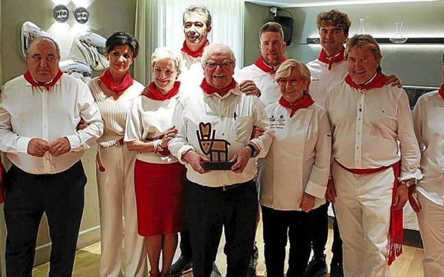Juan Mari Arzak, en el centro con el galard&oacute;n en las manos, rodeado por miembros de la familia Idoate. | FOTO: JON URRIZA