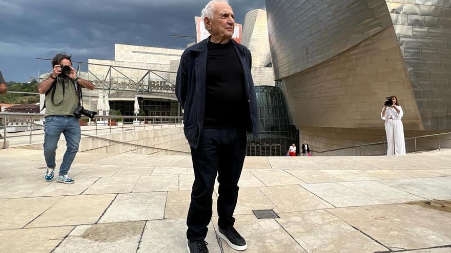 Frank Gehry posa ante el Guggenheim Bilbao en el 25 aniversario del Museo