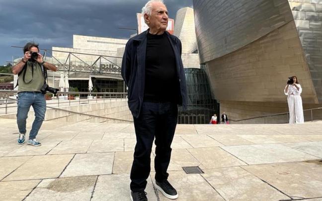 Frank Gehry posa ante el Guggenheim Bilbao en el 25 aniversario del Museo