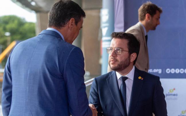 Pedro Sánchez y Pere Aragonès se saludan a su llegada a la 35ª Cena Anual de Pimec, en Barcelona.