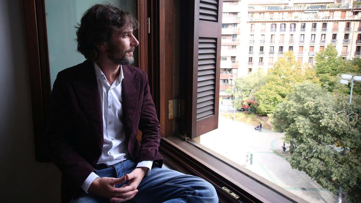 Mikel Buil, en la ventana de su despacho en el Parlamento de Navarra