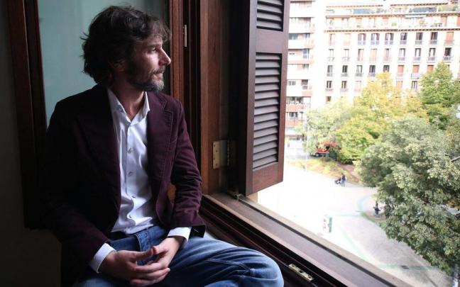 Mikel Buil, en la ventana de su despacho en el Parlamento de Navarra