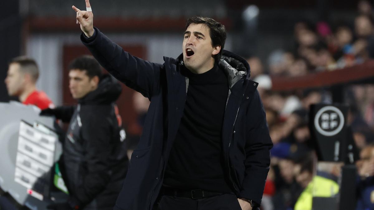 Andoni Iraola da instrucciones durante el último partido del Rayo, disputado ayer frente al Almería.