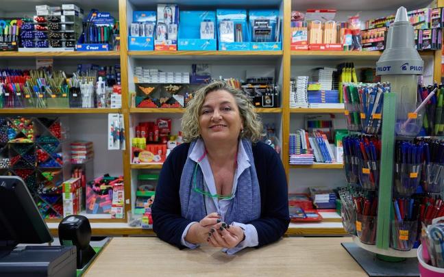 Conchi Olaizola, tras el mostrador en el que ha atendido a varias generaciones de vecinos de San Juan desde hace 39 a&ntilde;os.