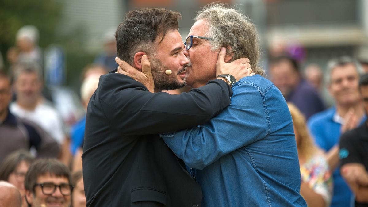 El portavoz del Congreso Gabriel Rufián abraza ayer a su antecesor, Joan Tardà.