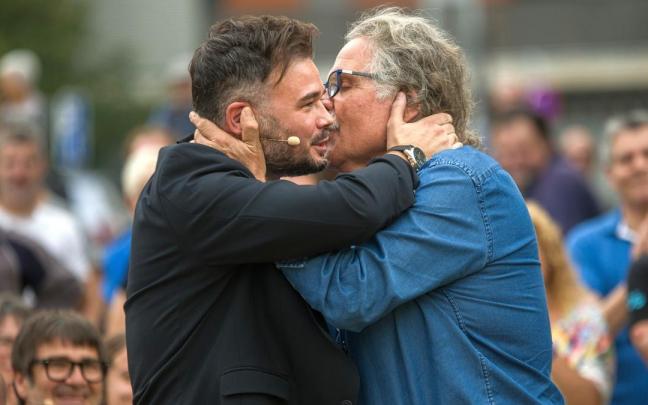 El portavoz del Congreso Gabriel Rufián abraza ayer a su antecesor, Joan Tardà. El portavoz del Congreso Gabriel Rufián abraza ayer a su antecesor, Joan Tardà.
