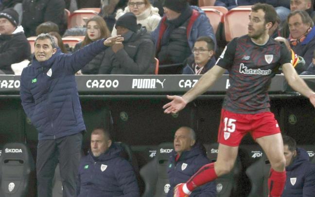 Ernesto Valverde e Iñigo Lekue, en un instante del encuentro entre el Valencia y el Athletic del sábado en Mestalla.
