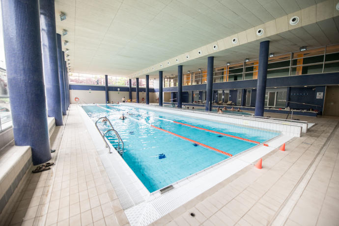 Una de las piscinas en las instalaciones deportivas municipales Idaki.