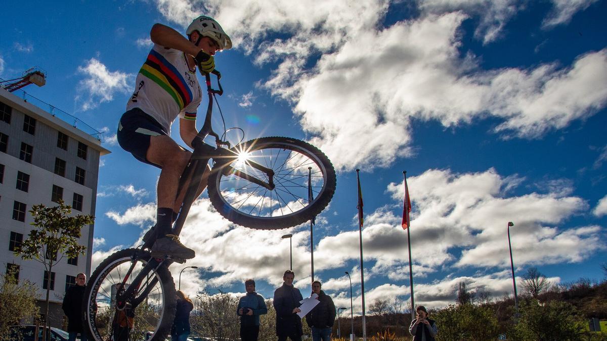 Diego Garrués realiza satlos con su bici en el exterior del Navarra Arena.