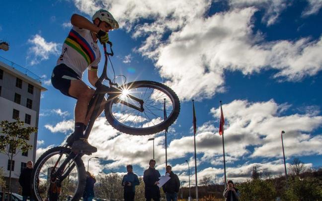 Diego Garrués realiza satlos con su bici en el exterior del Navarra Arena.