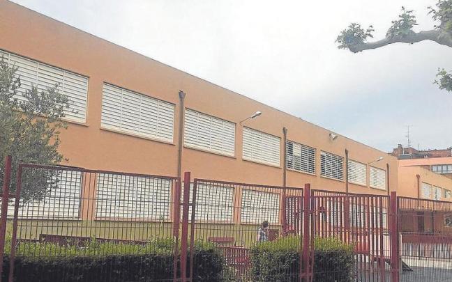 Imagen de la fachada exterior del colegio p&uacute;blico &Aacute;ngel Mart&iacute;nez Baigorri.