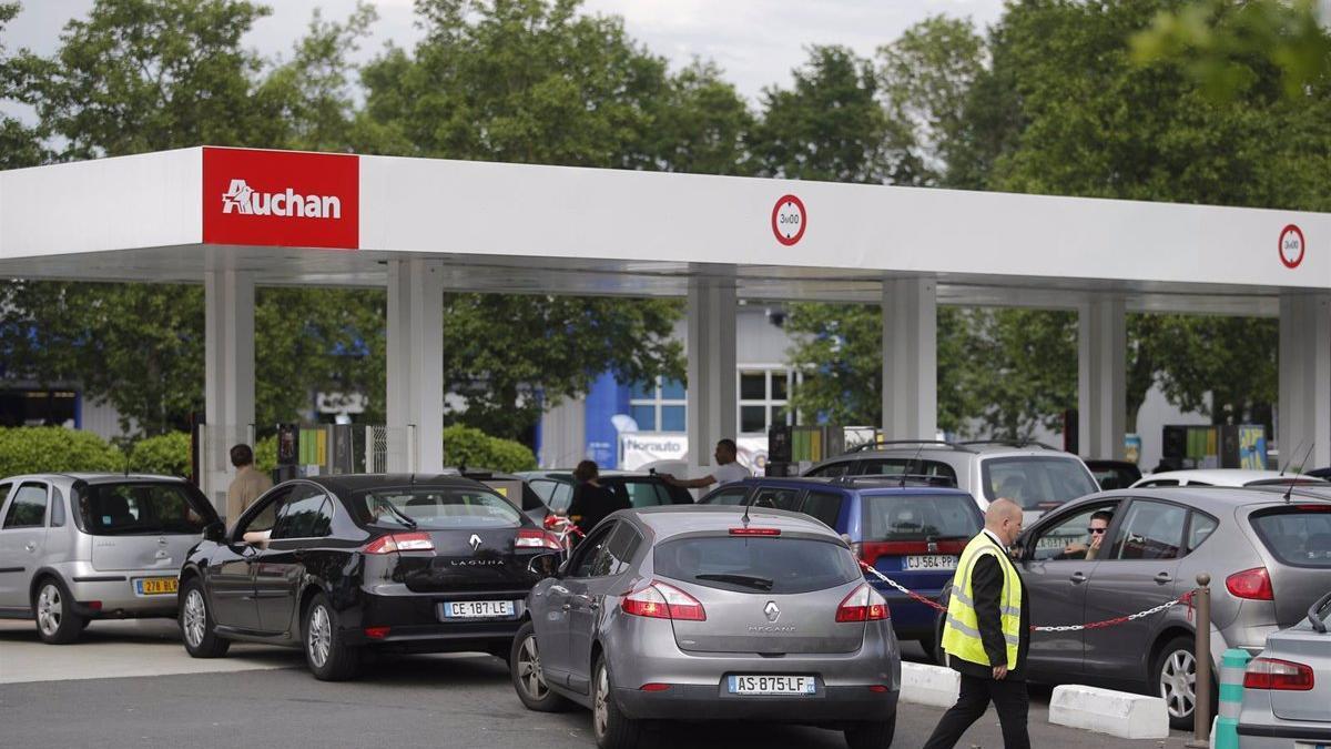 Colas en una gasolinera francesa.