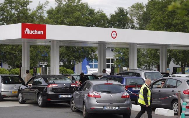 Colas en una gasolinera francesa.