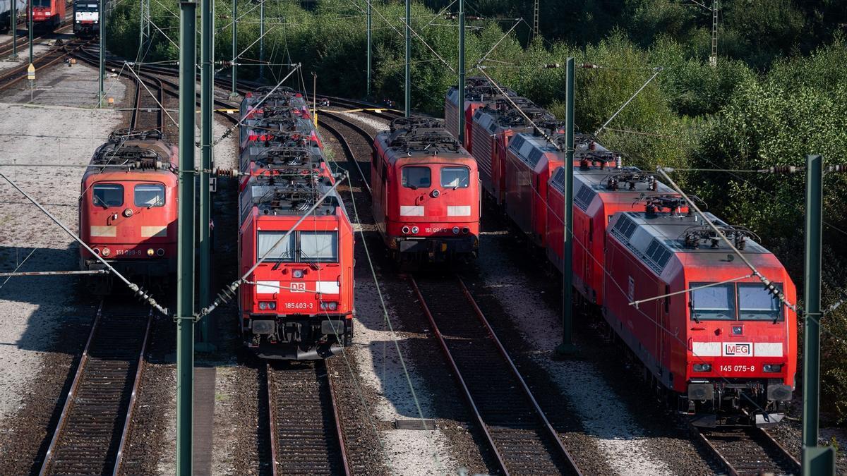 Varios trenes en una estación en Alemania.