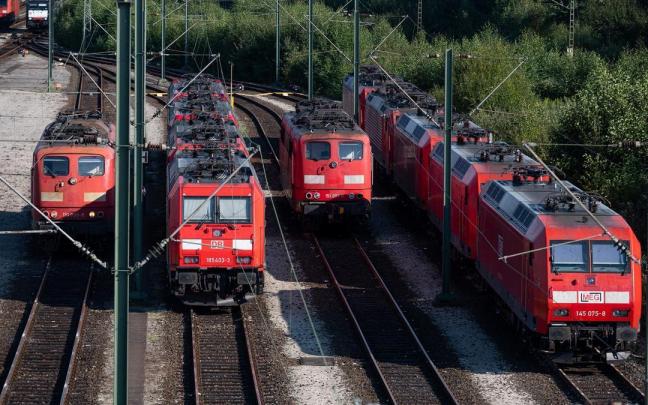 Varios trenes en una estación en Alemania.