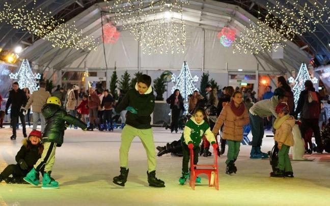 Un grupo de niños y niñas patina en la pista de hielo. Un grupo de niños y niñas patina en la pista de hielo.
