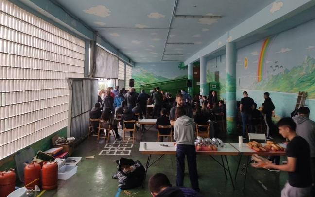 Los jóvenes iniciaron este lunes un encierro en el hotel Los jóvenes iniciaron este lunes un encierro en el hotel
