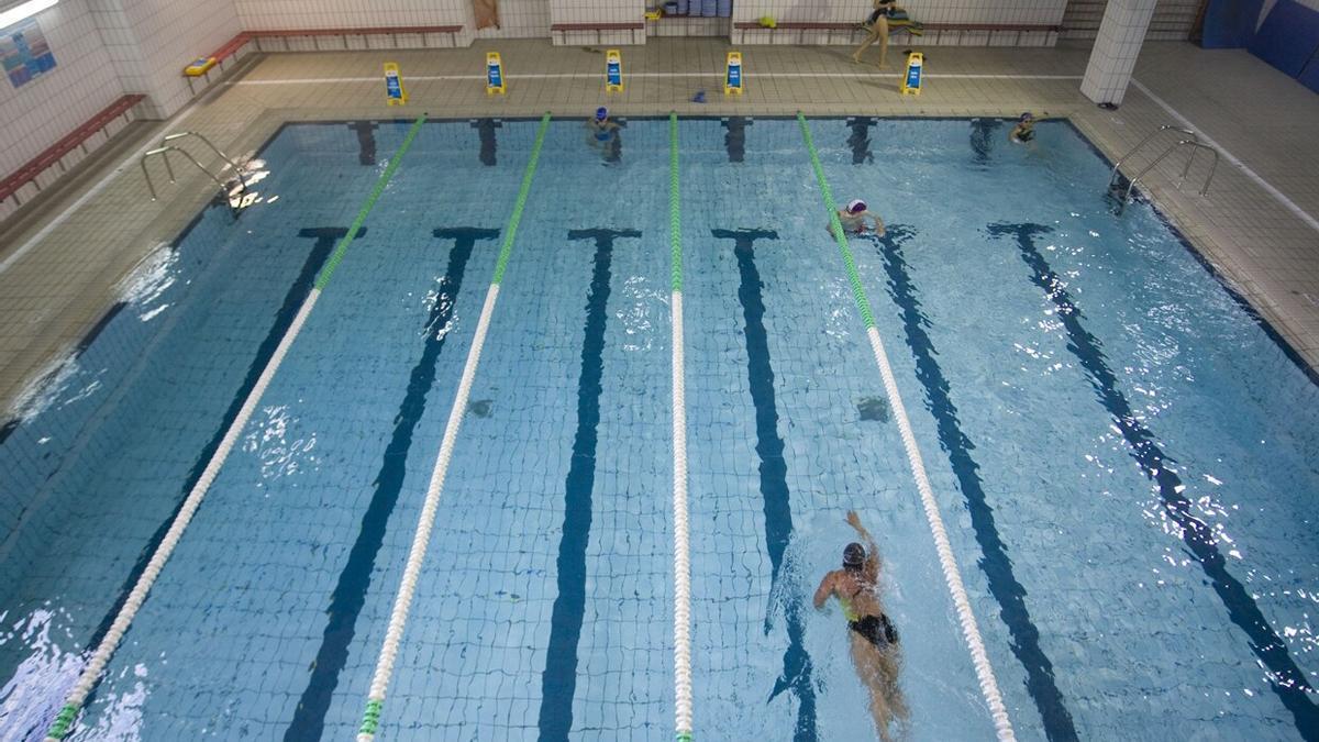 Personas nadando en la piscina cubierta del centro c&iacute;vico Hegoalde