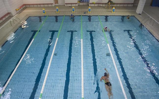 Personas nadando en la piscina cubierta del centro cívico Hegoalde Personas nadando en la piscina cubierta del centro cívico Hegoalde