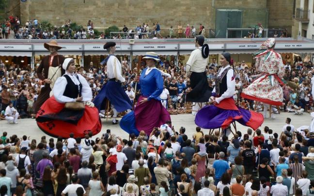 Espectáculo de gigantes en la plaza de Zuloaga en el último día de la pasada Aste Nagusia, que recuperó su programa sin restricciones.