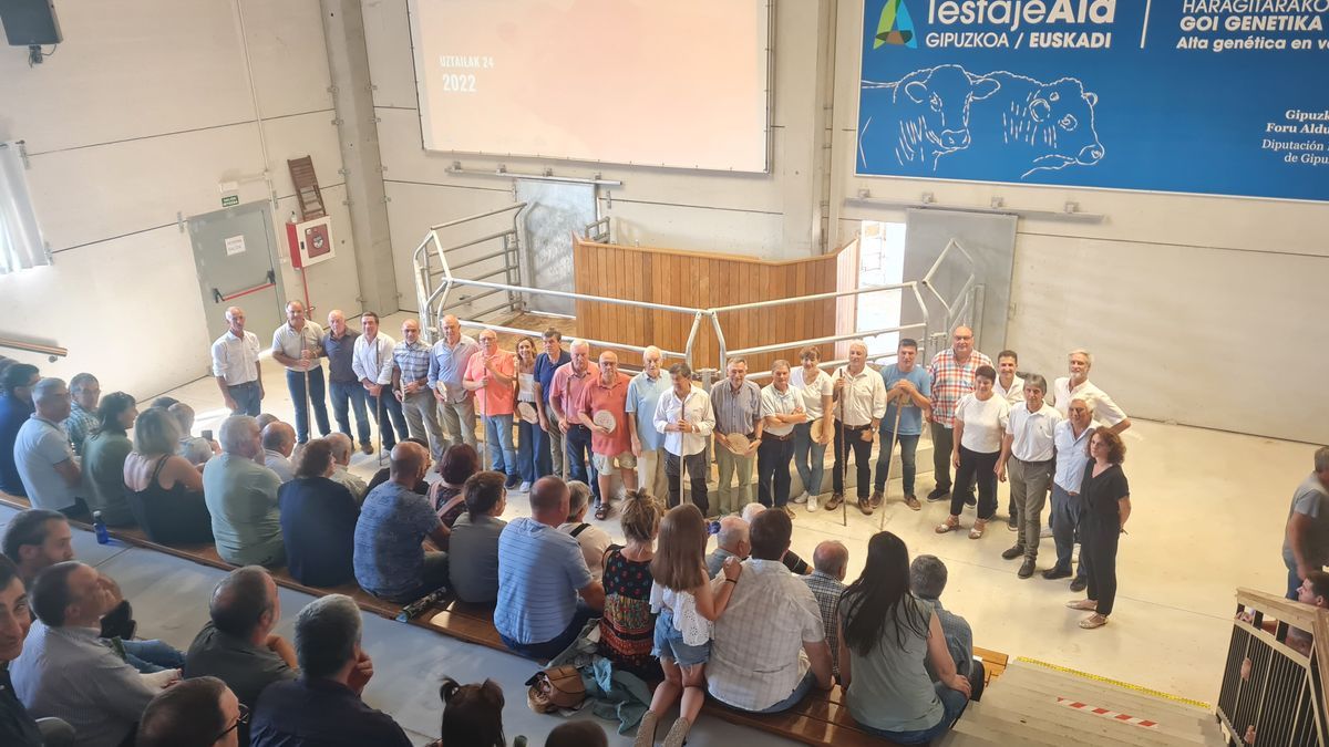 Homenaje a los ganaderos en la subasta del lote 100 de limusines, en Aia.