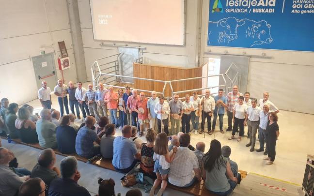 Homenaje a los ganaderos en la subasta del lote 100 de limusines, en Aia.