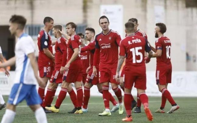 Los jugadores de Osasuna, celebran un gol en la eliminatoria ante el CD Fuentes.