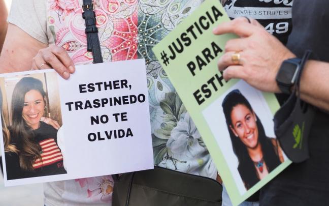 Detalle de una pancarta que reza 'Esther, Traspinedo no te olvida' durante una concentración ciudadana en su recuerdo. Detalle de una pancarta que reza 'Esther, Traspinedo no te olvida' durante una concentración ciudadana en su recuerdo.