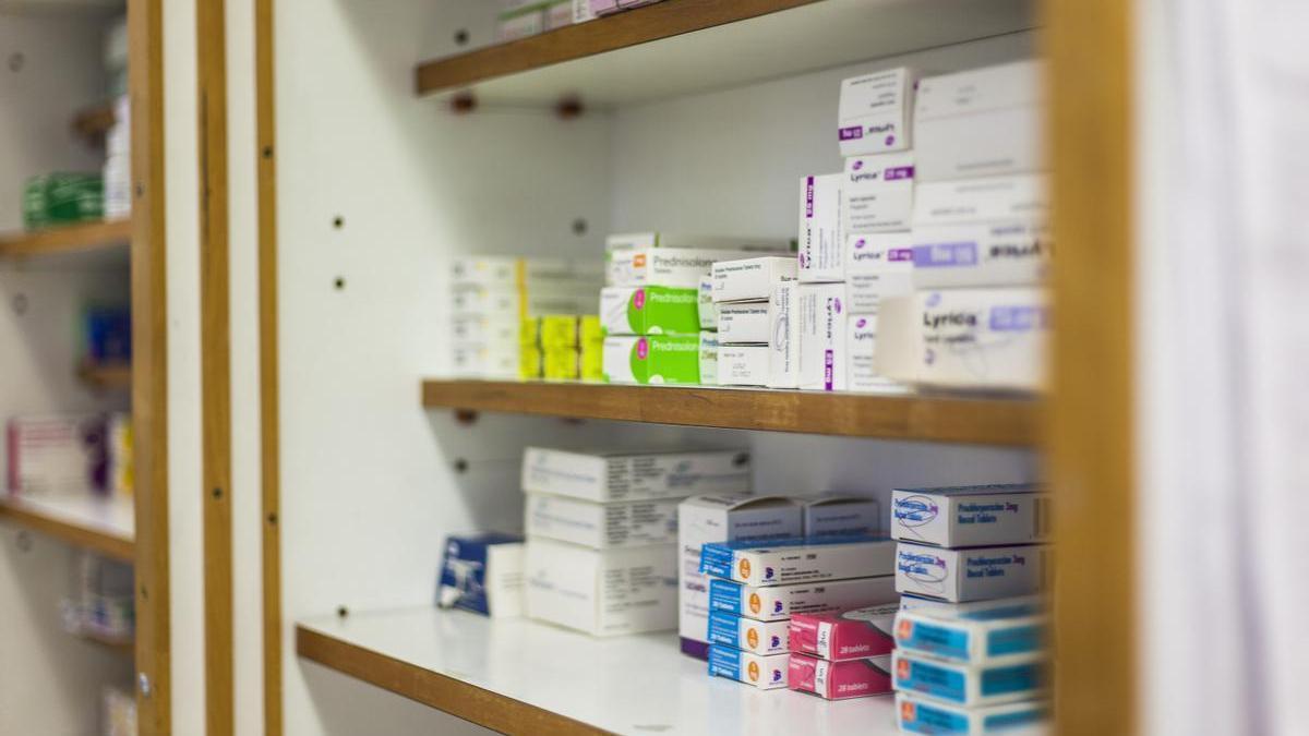 Detalle de unos medicamentos en una farmacia