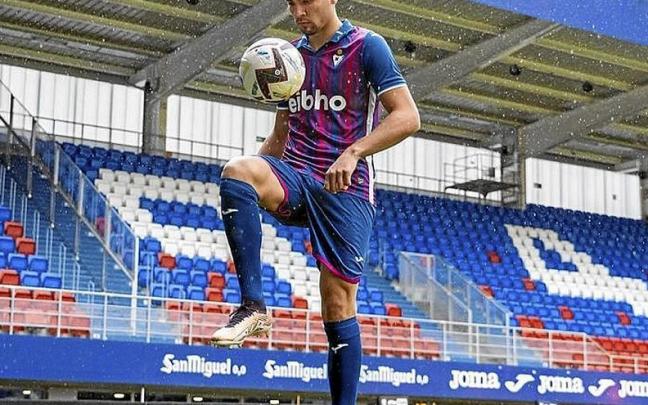 Arana, atzo Ipuruan egindako aurkezpenean. | ARGAZKIA: SD EIBAR