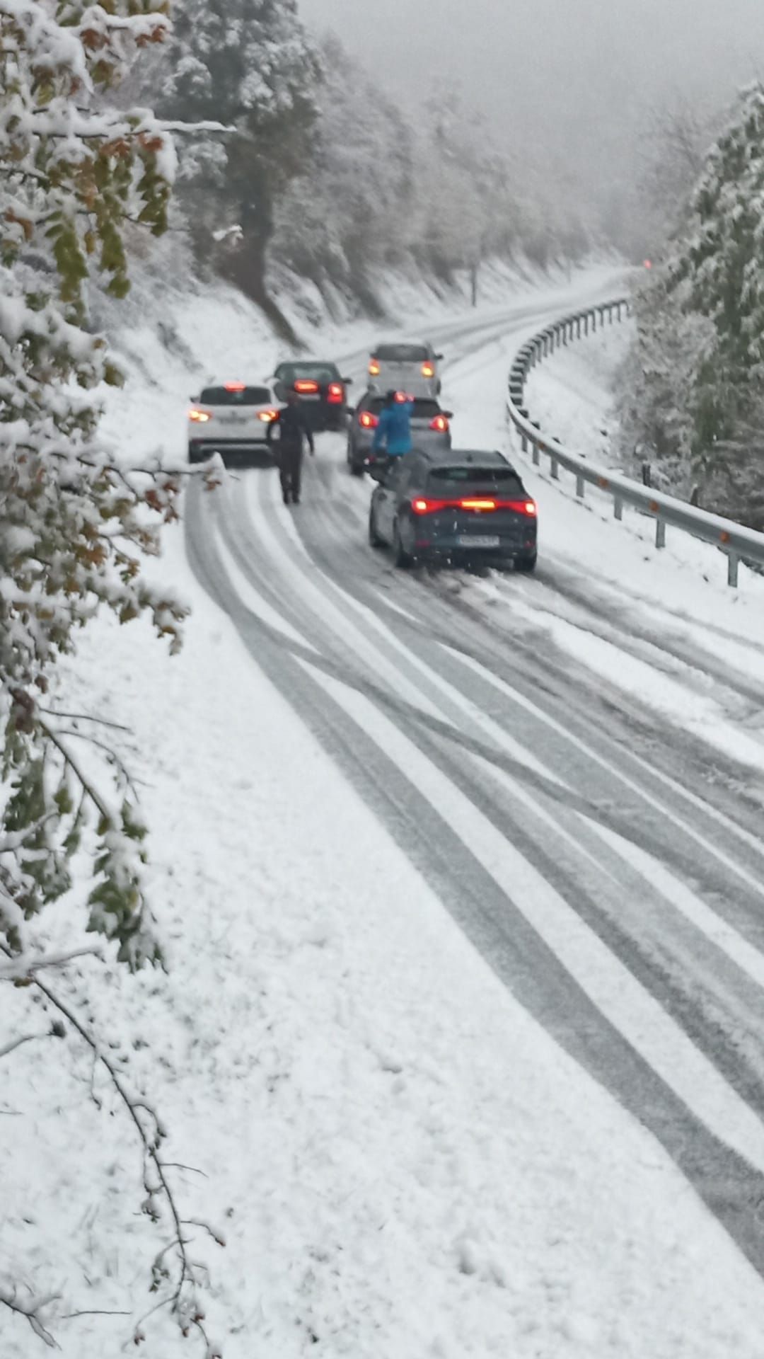 Problemas para circular por el alto de Mezkiritz, este sábado.