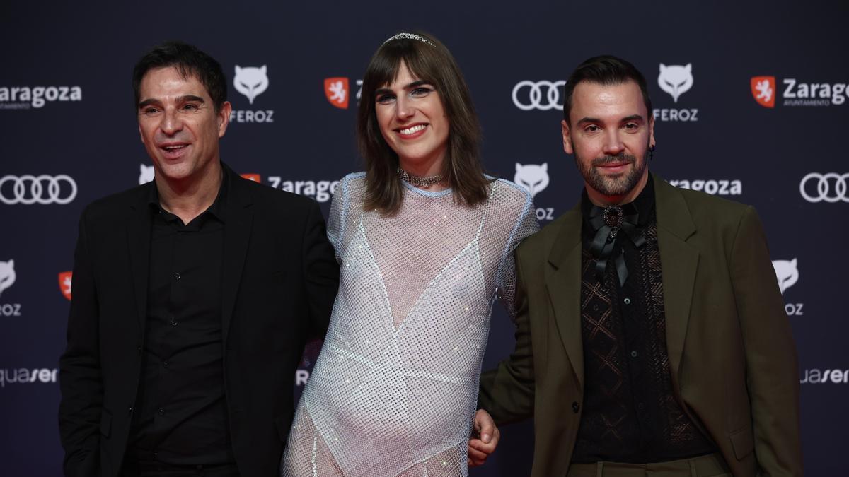 El productor Javier Pérez Santana (i) posa con parte del equipo de 'Mi vacío y yo' en la alfombra roja de los Premios Feroz.