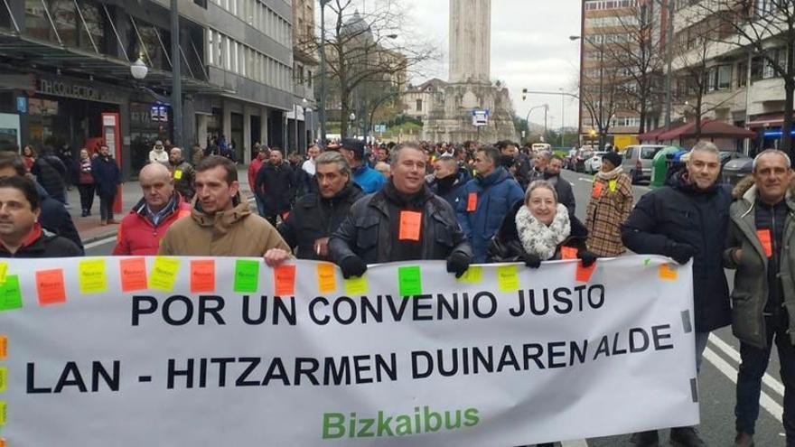 Ayer más de un centenar de empleados de la concesionaria EMB se manifestaron por Bilbao.